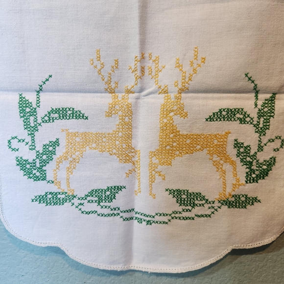 Vintage Dresser Scarf Buffet Runner Embroidered Cross Stitch Reindeer Deer 15x36 - Picture 4 of 4